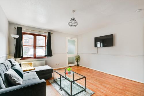 Bromley South House | Luxe 2 Bed House in London- Free parking, Free Wifi, Big Garden