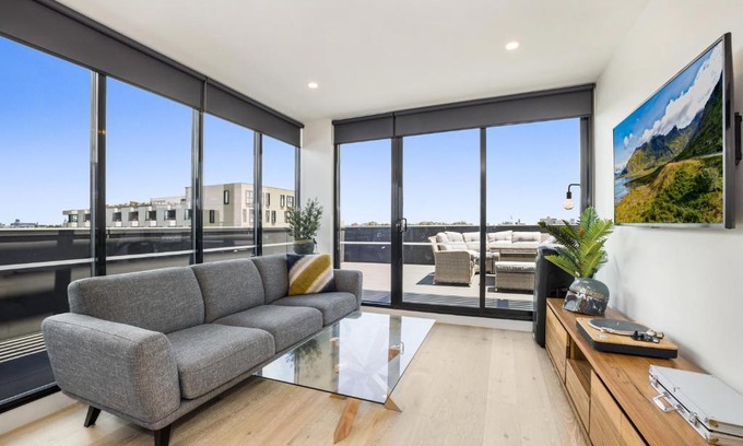 Brunswick East Apartment | Luxe 3-Bed Apartment Near Lygon St Bars and Dining