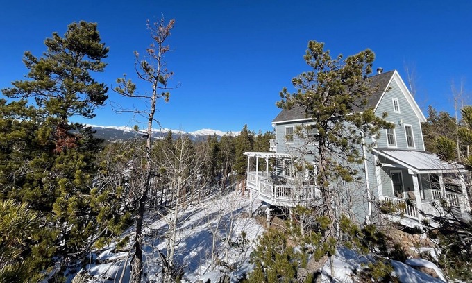 Black Hawk House | Luxe 3 BR Mountain Home-STUNNING VIEWS and easy access to iconic ski/hike/fish