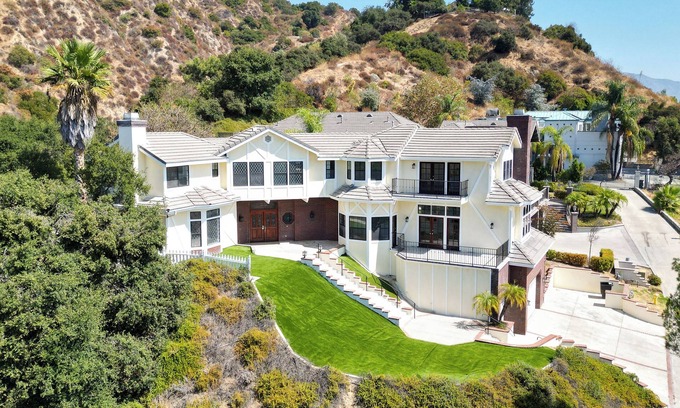 Sierra Madre House | Luxe 4-bedroom Sierra Madre Hilltop Escape