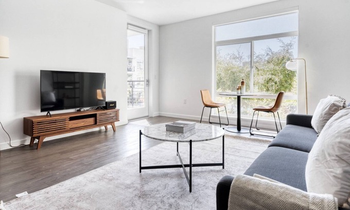 Campbell Apartment | Luxe Campbell 1BR w/ Gym, Pool & Lounge, 10 min to Netflix, by Blueground