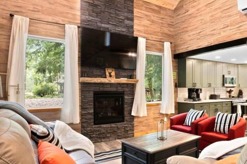 Ashford House | Luxe Chalet at Rainier Entrance with Hot Tub-AC-WiFi