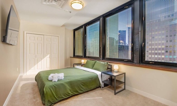 Downtown Pittsburgh Apartment | Luxe City Views | Premium Location 8th Floor | 24/7 Gym Terrace Roku