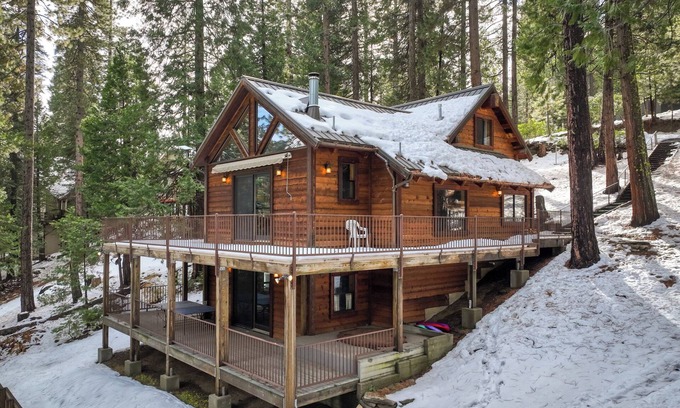 Cold Springs Cabin | Luxe Cozy 3 BDR Cabin w/Jacuzzi near Pinecrest Lake, Dodge Ridge & Cold Springs