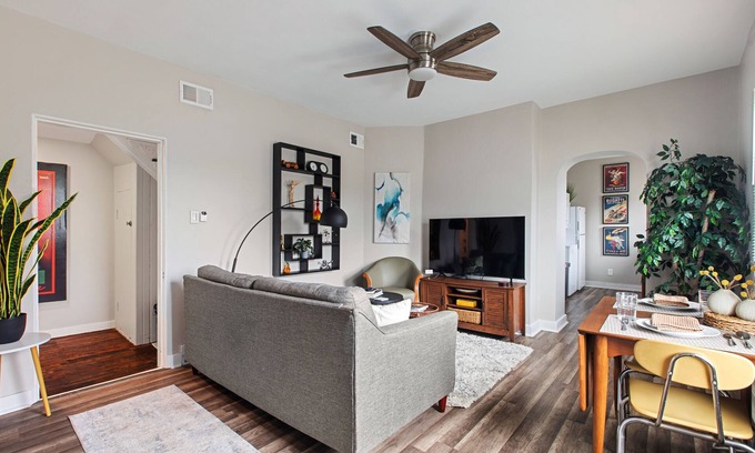 South Side Flats House | Luxe Design 3br in Pittsburgh's Most Lively Neighborhood