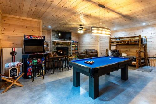 Blue Ridge House | Luxe Family Cabin 8 min to Downtown Blue Ridge