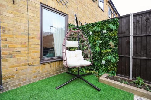 Whitechapel Apartment | LUXE Garden House Prime Location W Private Parking