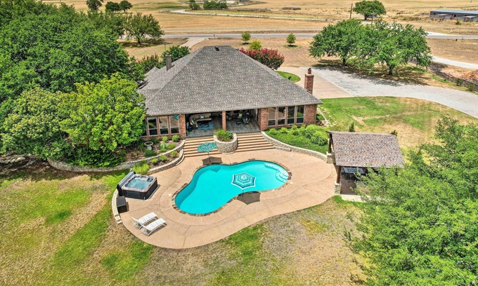 Granbury House | Luxe Granbury Abode w/ Pool ~ 4 Mi to Lake!