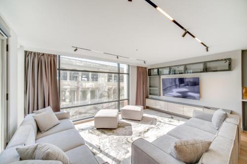 Ohio City Apartment | Luxe High-Rise 2 Mi to Dtwn Cleveland WFH Ready!