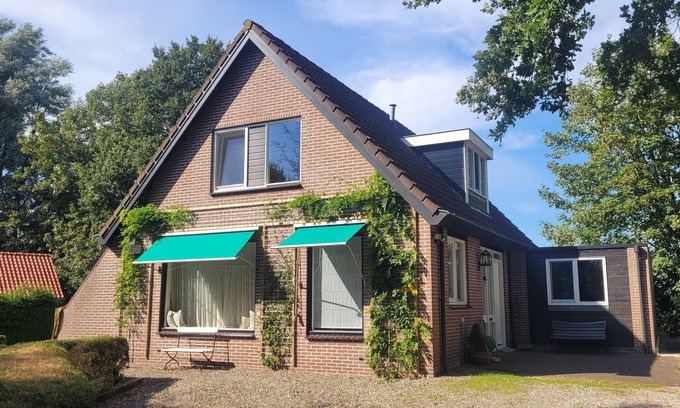 Delfstrahuizen Villa | Luxe huis de Freule met eigen aanleg en zwemplek.