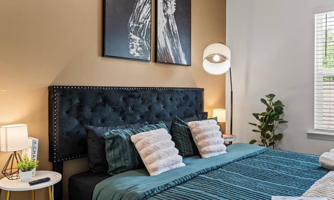 Paw Creek House | Luxe King 3BR Townhouse Mins to Uptown CLT NC!