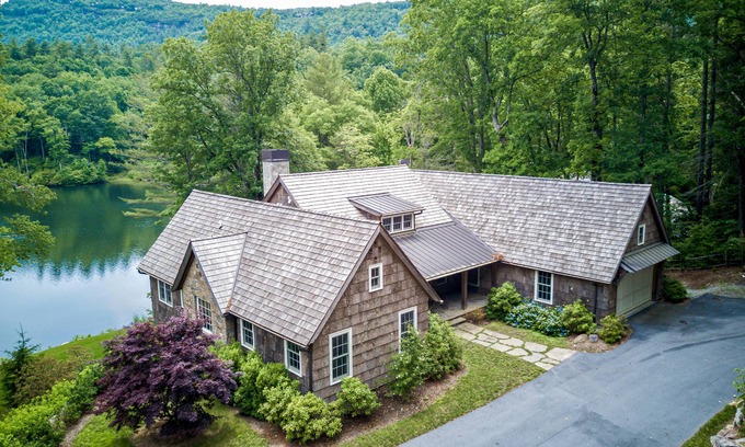 Lake Toxaway House | Luxe lakefront home with dock, kayak, canoe, home gym & great outdoor spaces