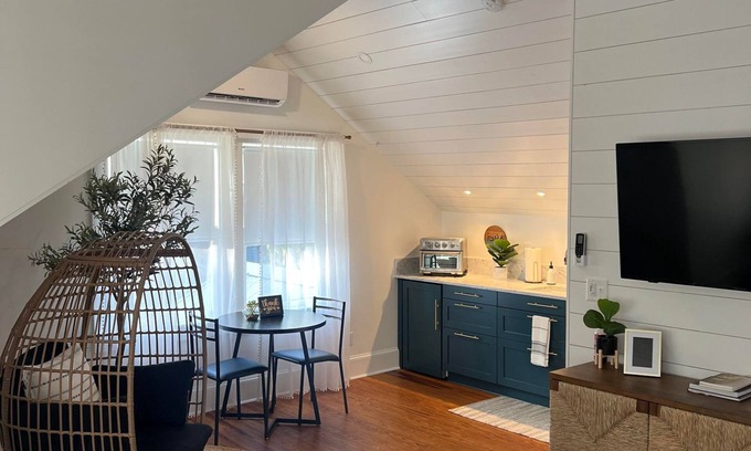 Downtown Historic District House | Luxe Lemon Loft in Historic Downtown St Aug