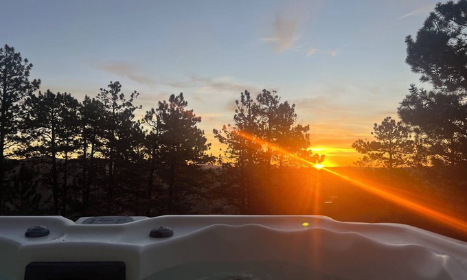Pine Cabin | Luxe Log Home+Views+Hot Tub+Fire Pit+Open Air Game Room + Red Rocks