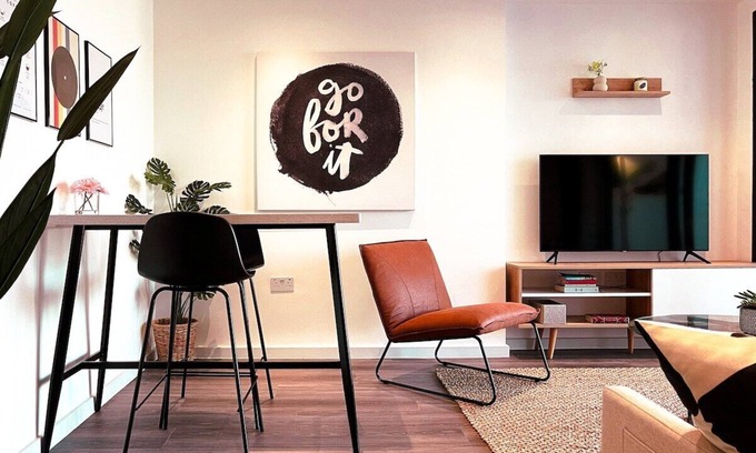 London Borough of Hounslow Apartment | Luxe London Pad: with Parking