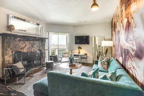 Waterfront Apartment | Luxe Long Beach Condo with Pool 1 Mi to Shoreline!