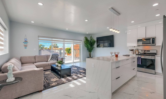 Southwood Condo | Luxe-Modern New beach Retreat
