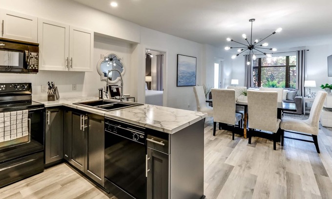 South Pandosy Condo | Luxe, Modern ☀️ Pool, Hot Tub, Gym☀️ Beach🍷Walk to Best Restaurants! Book Now‼️