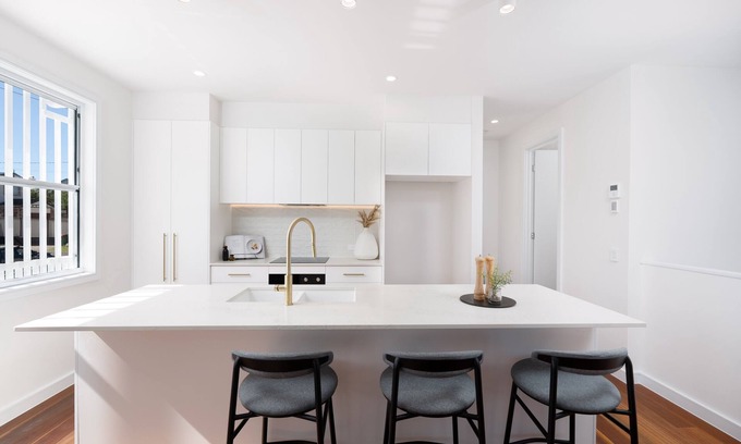 Southport Apartment | Luxe Oasis - Central Southport