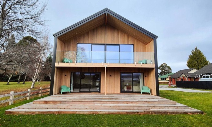 Te Anau House | Luxe on the Lake Front