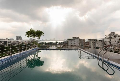 Truc Bach Hotel | Luxe Paradise Suites Hotel & Spa