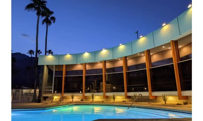 Twin Palms Condo | Luxe, peaceful retreat-KING bed historic MCM complex