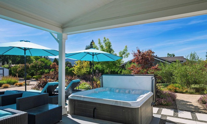 Kenwood Cottage | Luxe, Pool, Spa, Fire Pit, Game Room, Piano Sonoma Pool Retreat by Avantstay