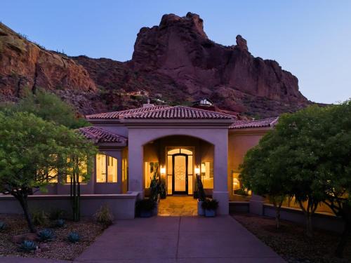 Paradise Valley House | LUXE - Red Rock - Pool & Spa - In Paradise Valley