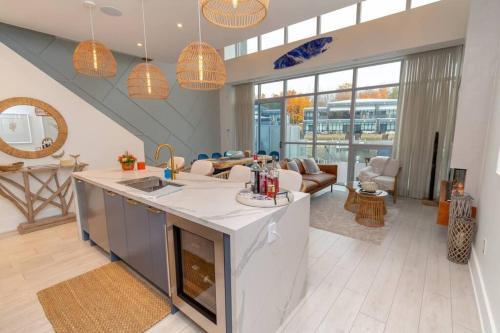 Innisfil House | Luxe Retreat at Friday Harbour
