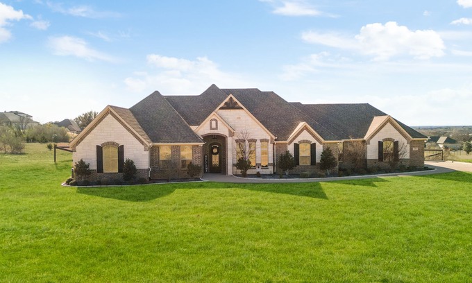 Granbury Resort | Luxe Retreat:Saltwater Pool & Spa, Jacuzzi Tub, Chefs Kitchen, EV Charger & more