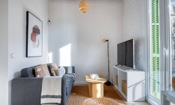 La Sagrada Familia Apartment | Luxe Sagrada Familia 1BR w/Balcony, Recently Renovated, by Blueground