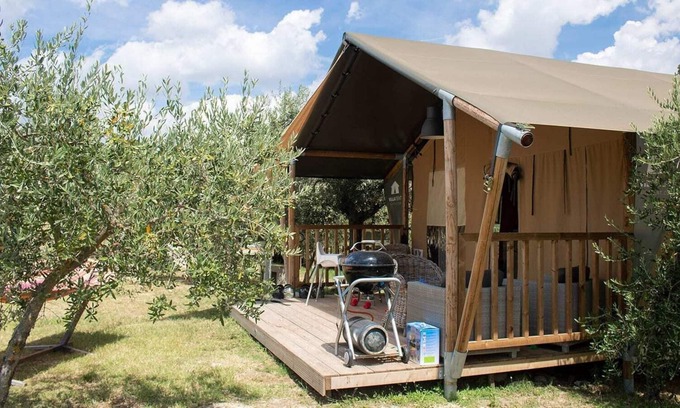 Bevagna Ski Chalet | Luxe Sanitary XL 6 Pers. Villatent at small-scale camping Pian di Boccio