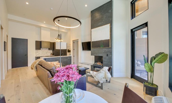 Sandpoint Apartment | Luxe Schweitzer Condo with Hot Tub Ski-InandSki-Out!