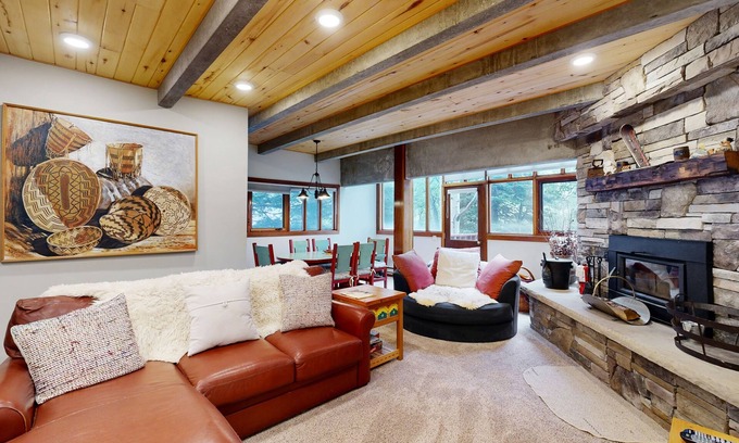 Taos Ski Valley Condo | Luxe Slopeside Condo: Balcony, Fireplace & Covered Parking