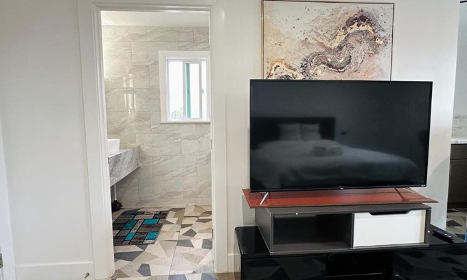 Los Angeles House | Luxe Stay Room with Private Bathroom 55