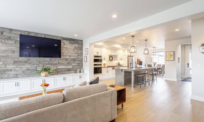 Harris Ranch House | Luxe Townhouse with Fire Pit Close to Micron