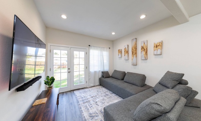 Los Angeles House | *LUXE Utopia w/Parking | Near LAX & Sofi/Forum*