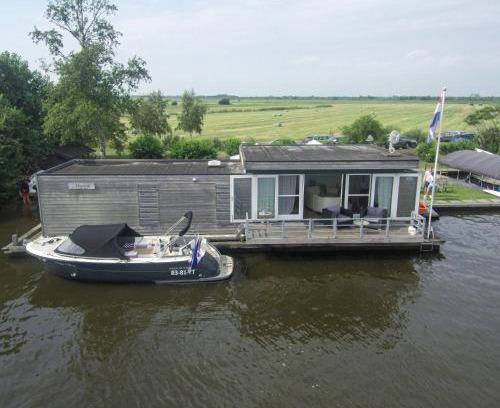 De Veenhoop House | Luxe woonboot unieke locatie Friesland Âlde Feanen