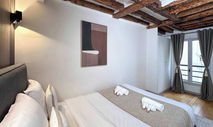 6th Arrondissement Apartment | Luxembourg Garden Authentic studio with lift for 2