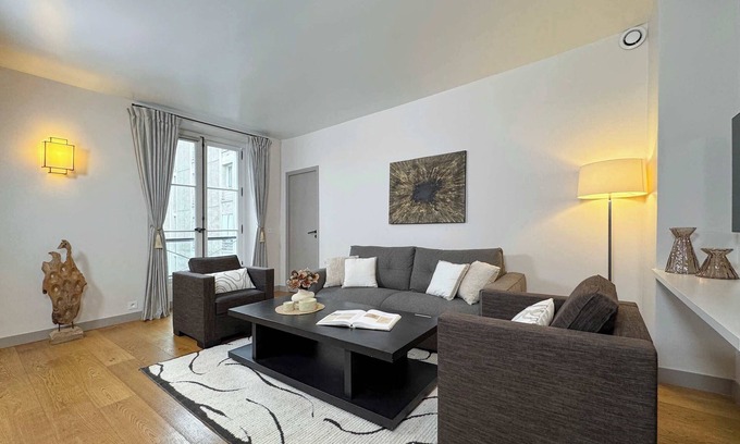 Odeon Apartment | Luxembourg Garden Family Flat with elevator for 6