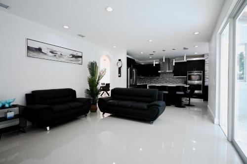 Tamiami House | LuxOasis Getaway Minigolf, Pool, Beach, Chess, Jacuzzi