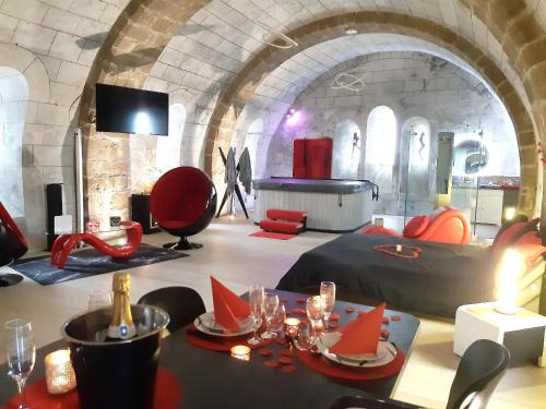 Ambrieres-les-Vallees Apartment | Luxueux Studio à Ambrières-les-Vallées - 85 m² avec Jacuzzi