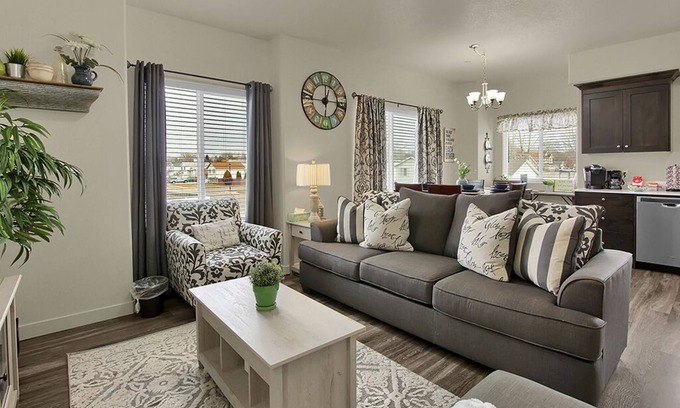 Clearfield Apartment | ⭐️Luxurios Apartment ⭐️ Fast WiFi ⭐️ 4K HDTV ⭐️ Hill AFB