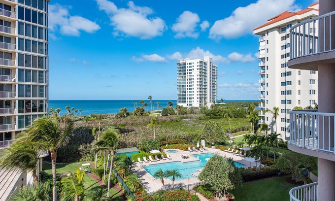 Park Shore Condo | Luxurios beach condo with balcony in every room and private beach access