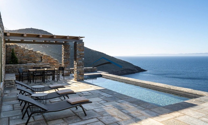 Kea Villa | Luxurios Villa Helios with a swimming pool and direct access to a sandy beach.