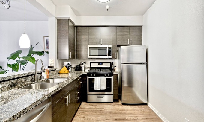 Marina del Rey Apartment | Luxurious 1bdr APR in heart of MDR,Free parking,Pool,Hot tub,Steps To Ocean
