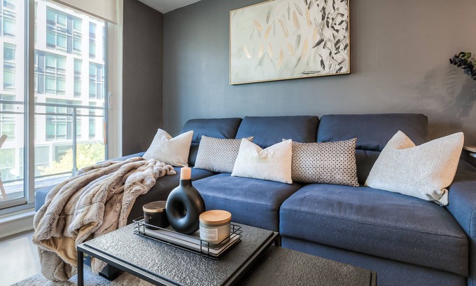Fort York Apartment | Luxurious 1BHK Condo - Balcony - Free Parking