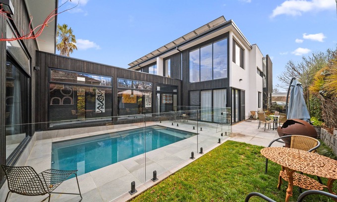 Ainslie House | Luxurious 2-Bed: Pool, Lift, Alfresco Dining