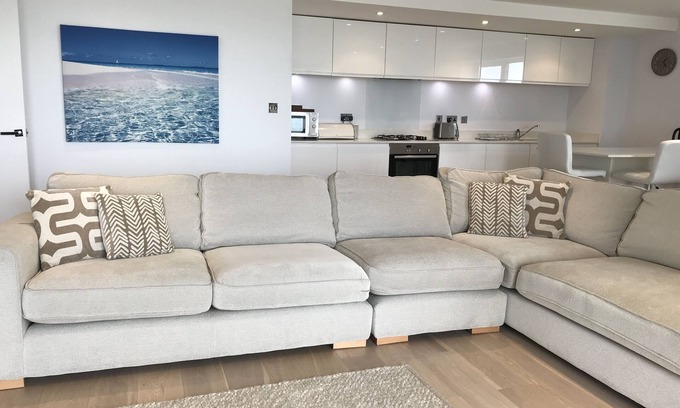 Newquay Apartment | Luxurious 2 bedroom apartment, fabulous views, 3 minute walk from Fistral Beach
