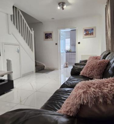 Greenwich Apartment | Luxurious 2 Bedroom House With Garden And Free Parking